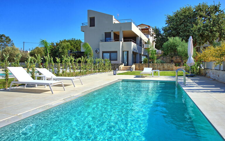 Dioni: Buitenkanten, Buitenshuis, zwembad