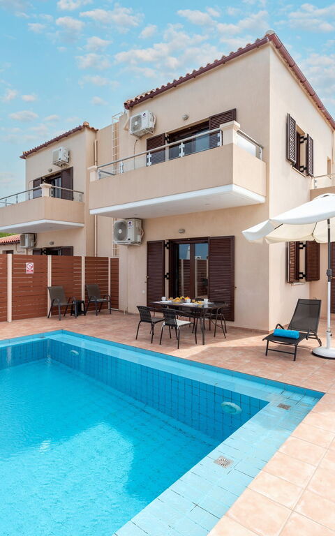 Villa Stratianna: Buitenkanten, Buitenshuis, zwembad