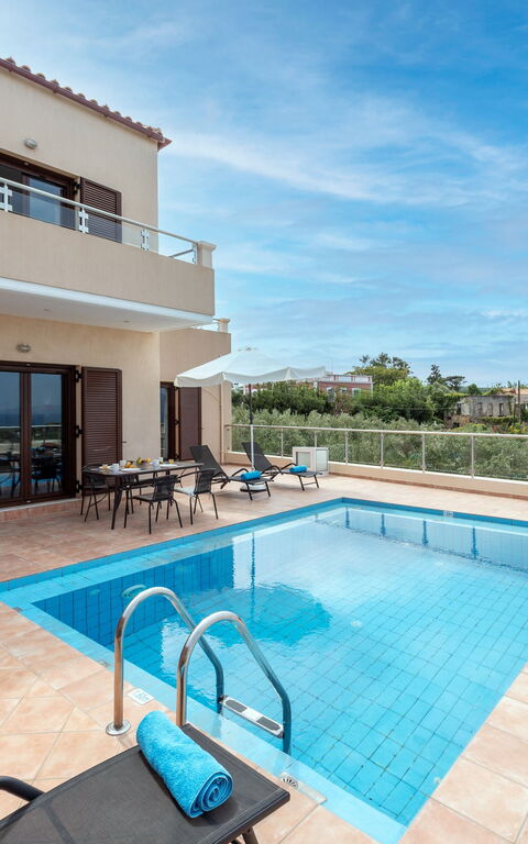 Villa Stratianna: Buitenkanten, Buitenshuis, zwembad