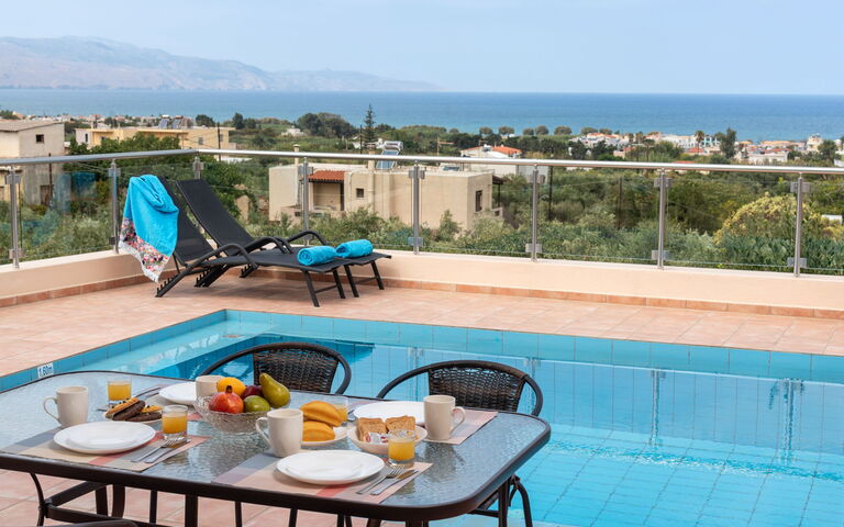 Villa Stratianna: Balkon / terras / patio, Buitenkanten, Buitenshuis, Keer bekeken, zwembad