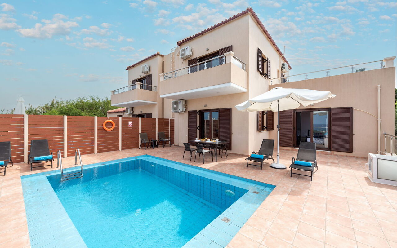 Villa Stratianna: Buitenkanten, Buitenshuis, zwembad