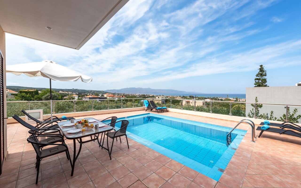 Villa Stratianna: Balkon / terras / patio, Buitenkanten, Buitenshuis, Keer bekeken, zwembad