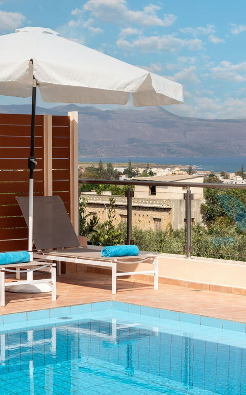 Villa Flora: Buitenkanten, Buitenshuis, Keer bekeken, zwembad