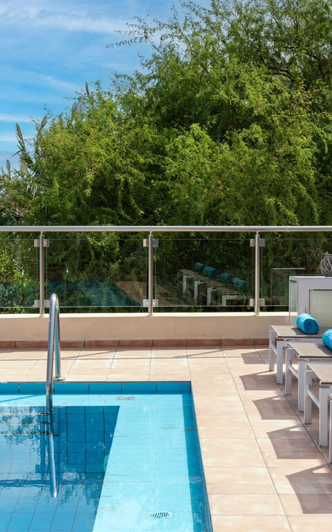 Villa Flora: Buitenkanten, Buitenshuis, Keer bekeken, zwembad