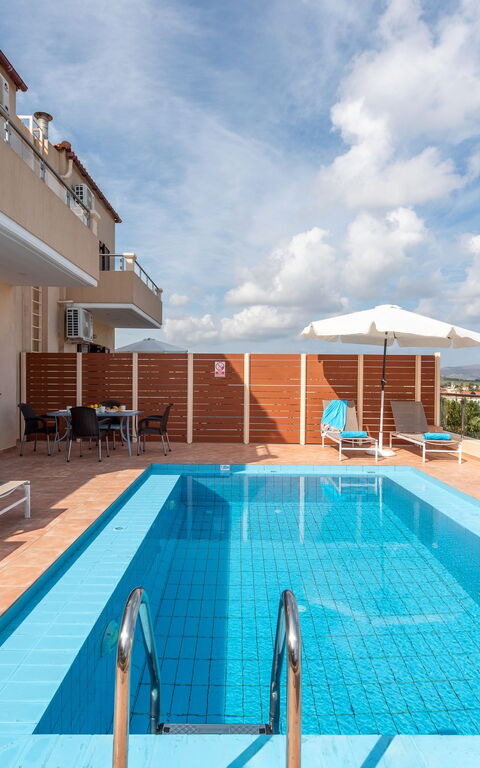 Villa Flora: Buitenkanten, Buitenshuis, Keer bekeken, zwembad