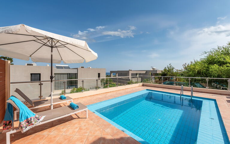 Villa Flora: Buitenkanten, Buitenshuis, Keer bekeken, zwembad