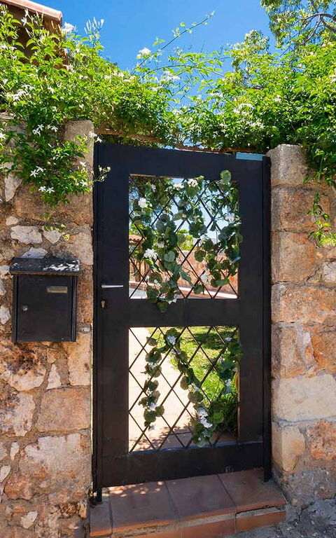 Villa Giani: Buitenkanten, Hoofdingang