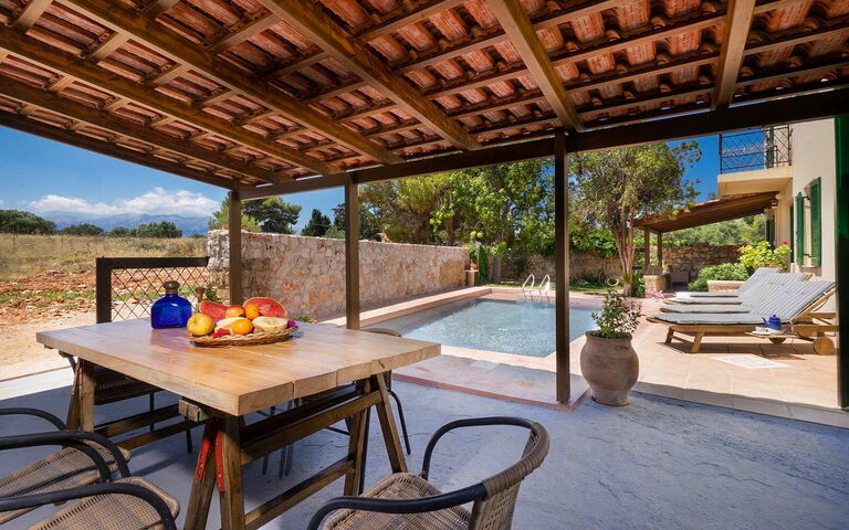 Villa Giani: Balkon / terras / patio, Buitenshuis, zwembad