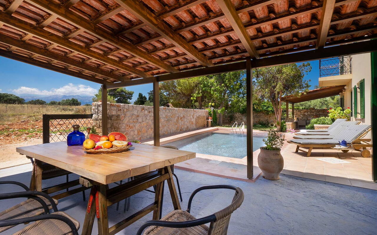 Villa Giani: Balkon / terras / patio, Buitenshuis, zwembad