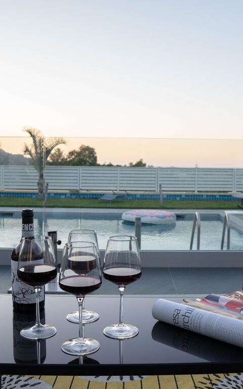 Villa Vincenzo: Balkon / terras / patio, Buitenshuis, Keer bekeken, zwembad