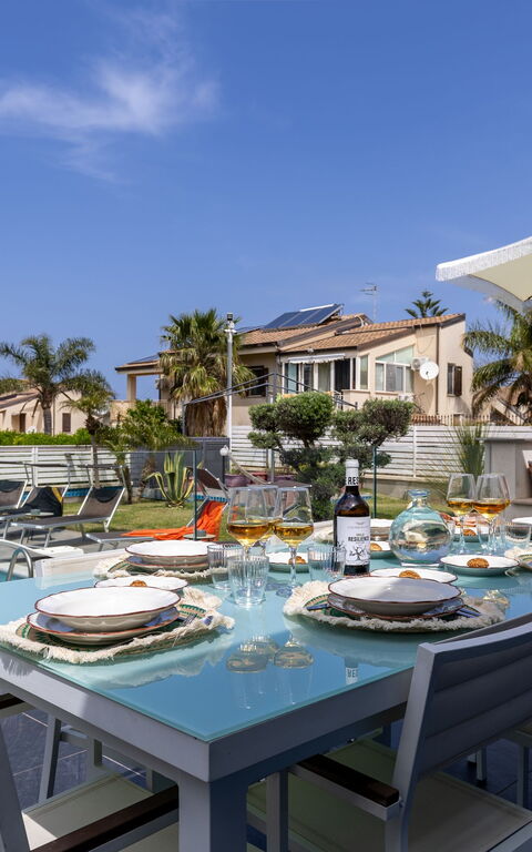Villa Vincenzo: Balkon / terras / patio, Buitenkanten, Buitenshuis, zwembad
