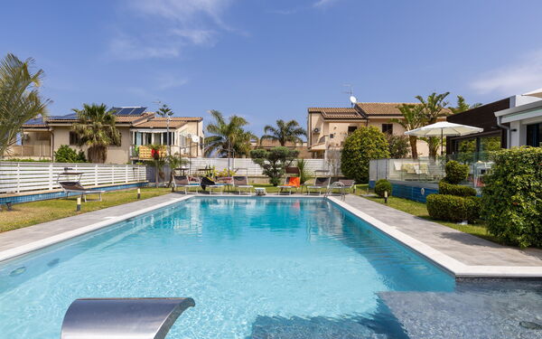 Villa Vincenzo: Buitenkanten, Buitenshuis, zwembad