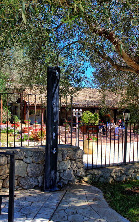 Villa Maddalena: Buitenkanten, Buitenshuis