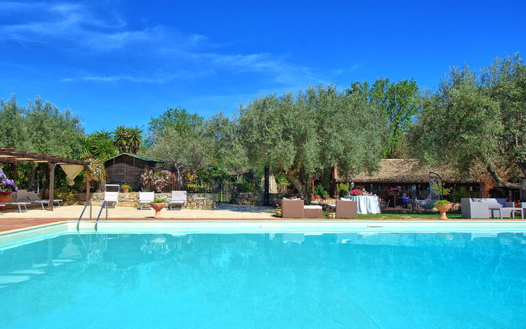 Villa Maddalena: Buitenkanten, Buitenshuis, zwembad