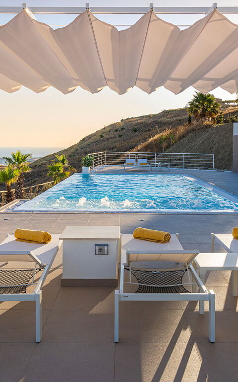 Villa Domizia: Balkon / terras / patio, Keer bekeken, zwembad