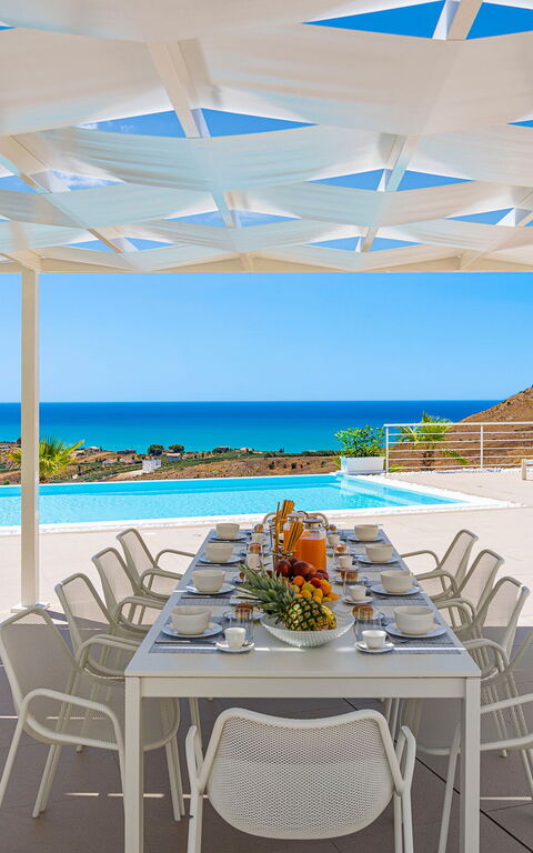 Villa Domizia: Balkon / terras / patio, Keer bekeken, zwembad