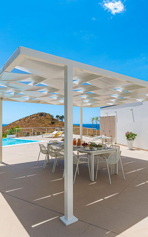 Villa Domizia: Balkon / terras / patio, Keer bekeken, zwembad