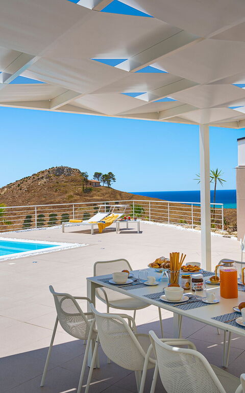 Villa Domizia: Balkon / terras / patio, Keer bekeken, zwembad