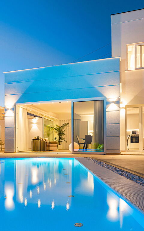 Villa Domizia: Buitenkanten, zwembad