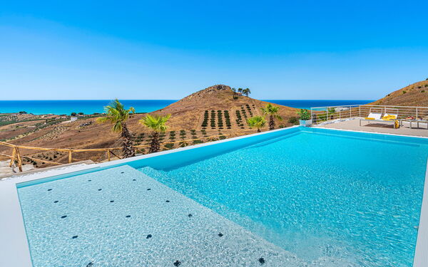 Villa Domizia: Keer bekeken, Zomer, zwembad