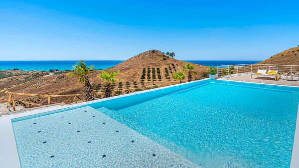 Villa Domizia: Keer bekeken, Zomer, zwembad