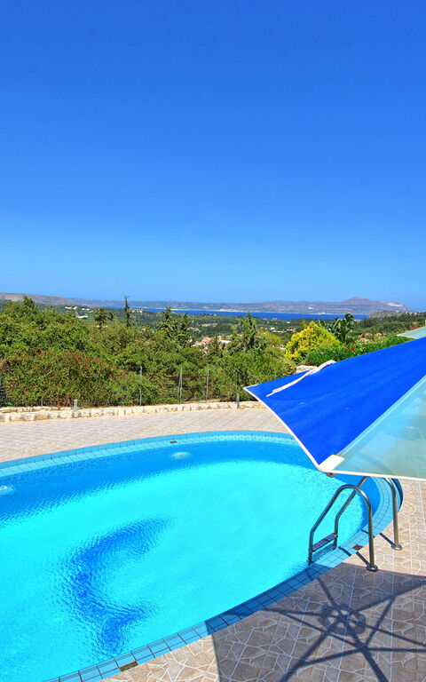 Villa Halepi: Buitenshuis, zwembad