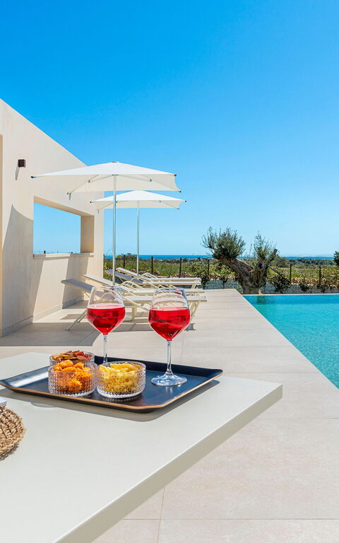 Villa Mora: Buitenkanten, Buitenshuis, Keer bekeken, zwembad