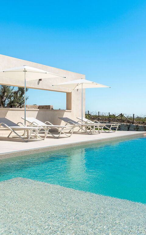 Villa Mora: Buitenkanten, Buitenshuis, Keer bekeken, zwembad