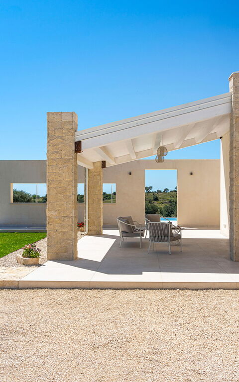 Villa Mora: Buitenshuis, Keer bekeken, Tuin