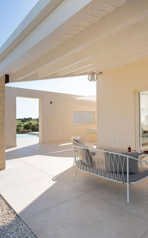 Villa Mora: Buitenkanten, Buitenshuis