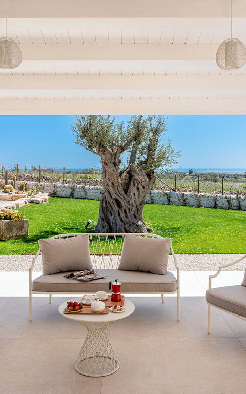 Villa Mora: Buitenshuis, Keer bekeken, Tuin