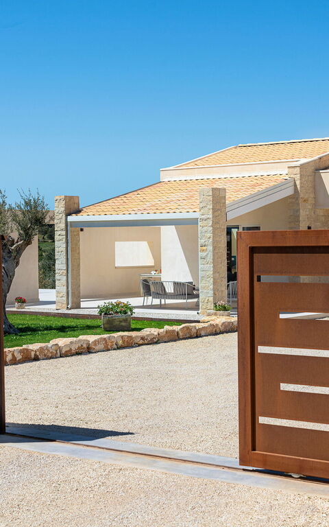 Villa Mora: Buitenkanten, Hoofdingang