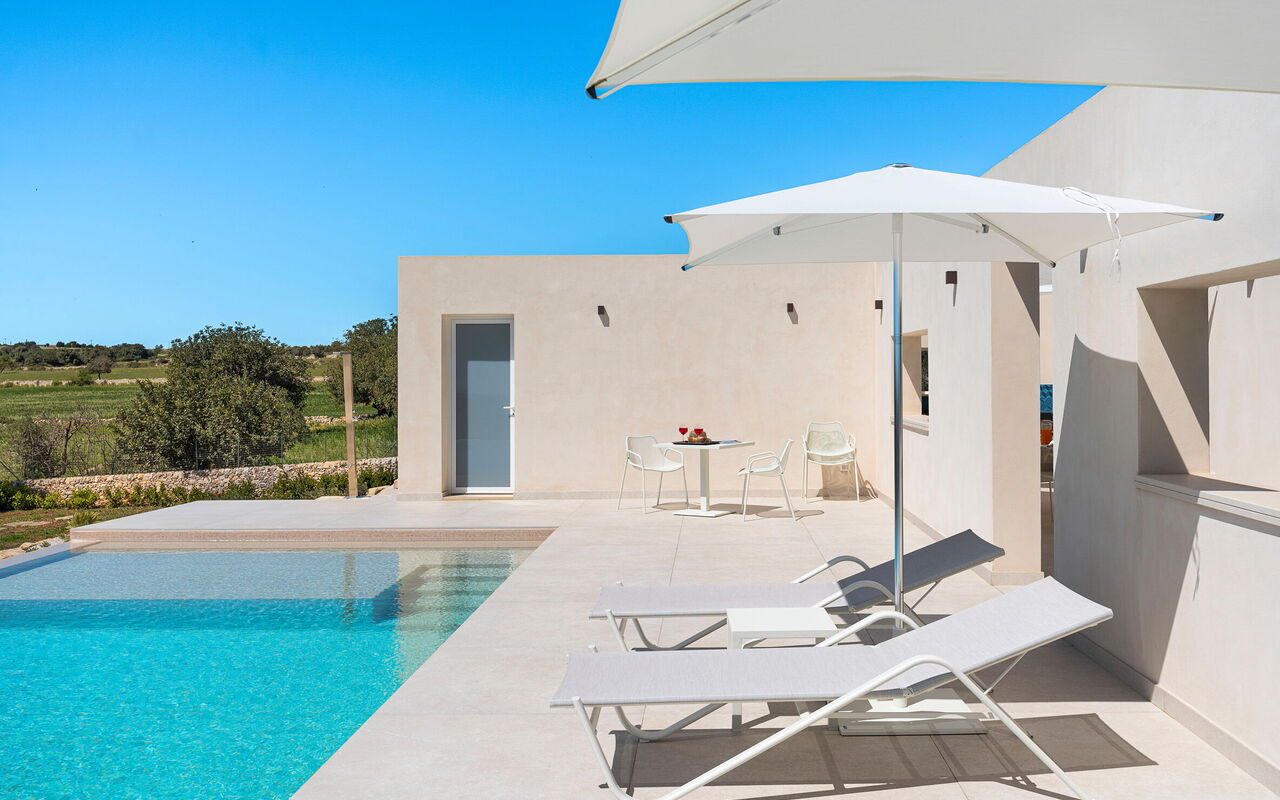 Villa Mora: Buitenkanten, Buitenshuis, Keer bekeken, zwembad