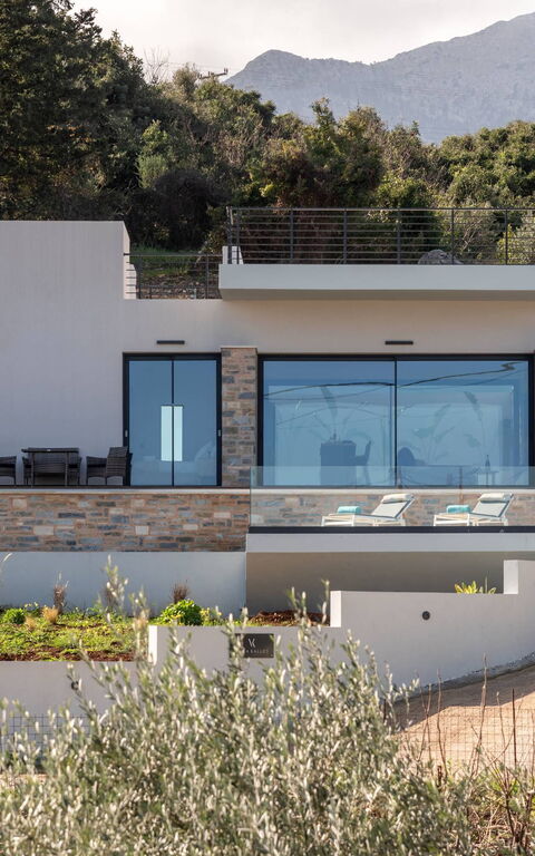 Villa Kallos: Buitenkanten, Buitenshuis, Hoofdingang