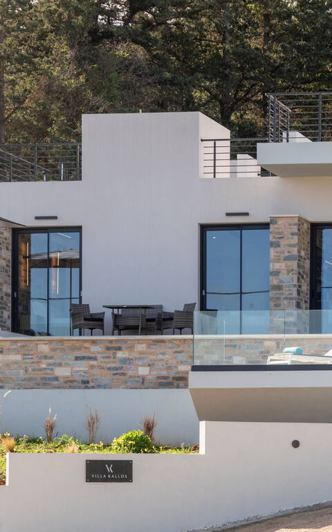 Villa Kallos: Buitenkanten, Buitenshuis, Hoofdingang