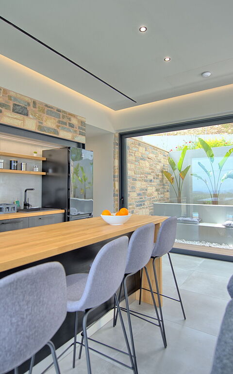 Villa Kallos: Keuken, Lunchroom, Woonkamer