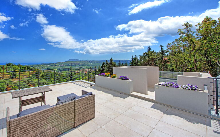 Villa Kallos: Buitenshuis, Zomer