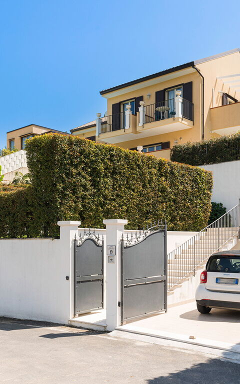 Villa Giutitta: Buitenkanten, Buitenshuis, Hoofdingang