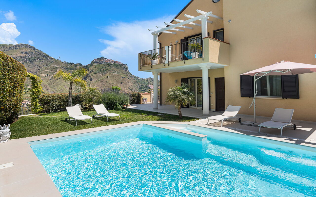 Villa Giutitta: Buitenkanten, Tuin, zwembad