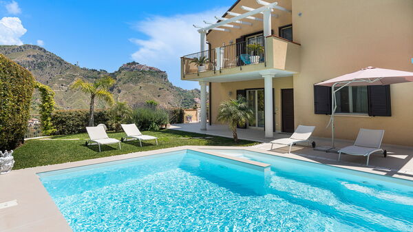 Villa Giutitta: Buitenkanten, Tuin, zwembad