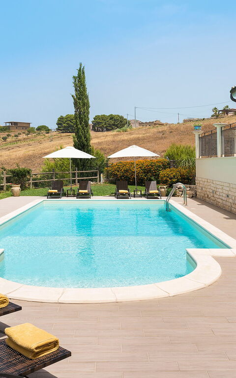 Villa Anthea: Buitenshuis, Keer bekeken, Tuin, zwembad