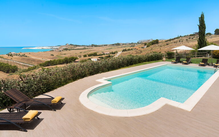 Villa Anthea: Buitenshuis, Keer bekeken, Tuin, zwembad