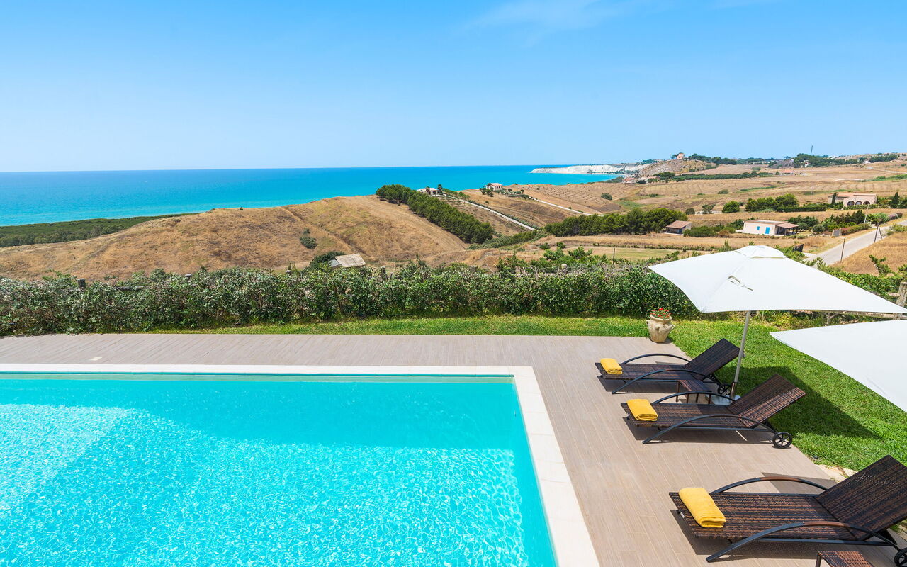 Villa Anthea: Buitenshuis, Keer bekeken, Tuin, zwembad