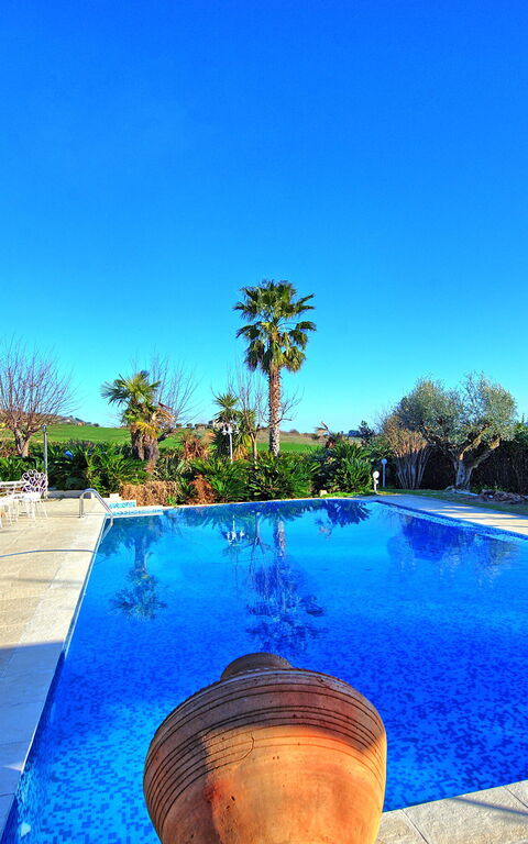 Villa Vittoria: Buitenshuis, zwembad