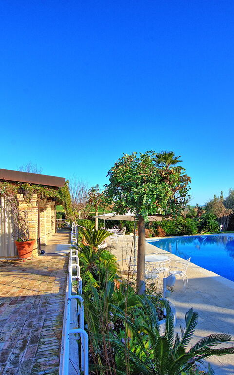 Villa Vittoria: Buitenshuis, zwembad