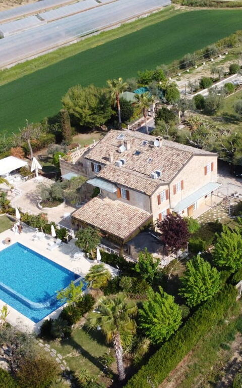 Villa Vittoria: Buitenshuis