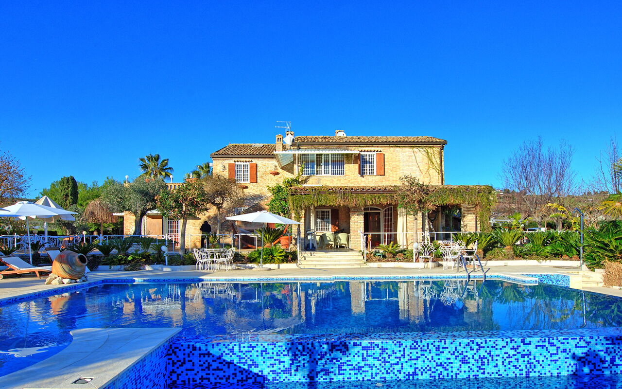 Villa Vittoria: Buitenshuis, zwembad