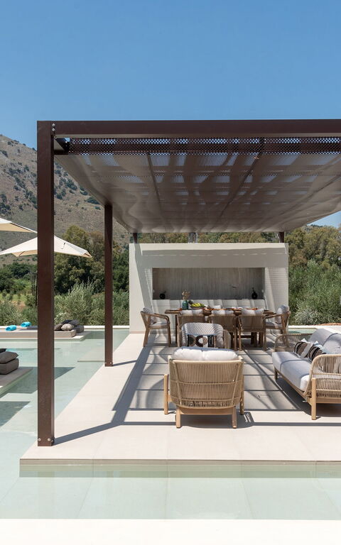 Villa El: Balkon / terras / patio, zwembad