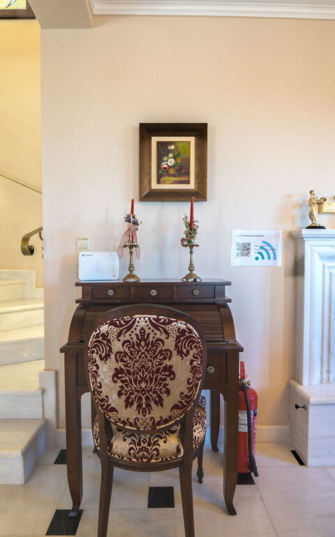 Iro Royal Villa: Woonkamer