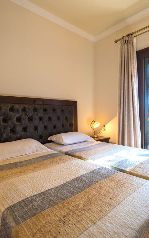 Iro Royal Villa: slaapkamer